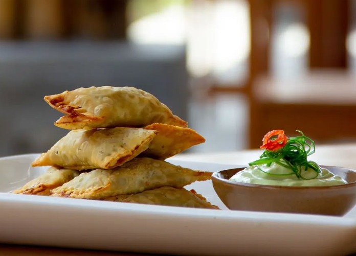 Plato bandera: Causa limeña con pollo y brotes