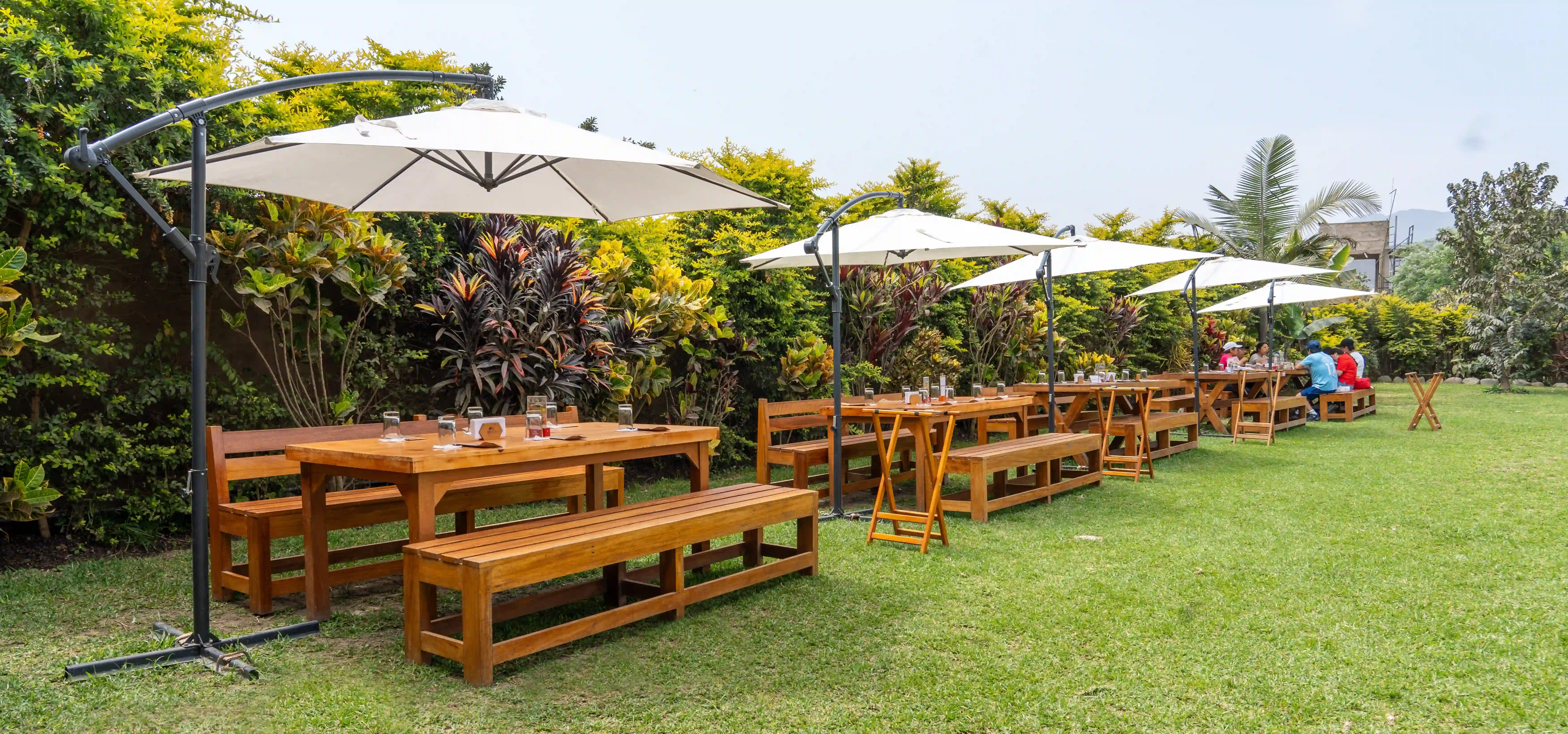 Zona de juegos infantiles y áreas verdes